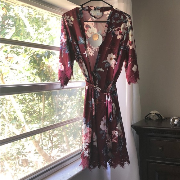 Le rose robes (3 maroon) (1 white) - Picture 2 of 3
